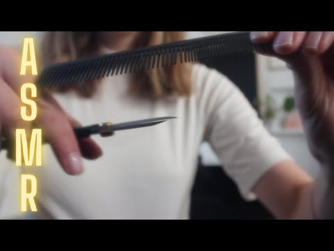 Din veninde klipper dit hår (DANSK ASMR)