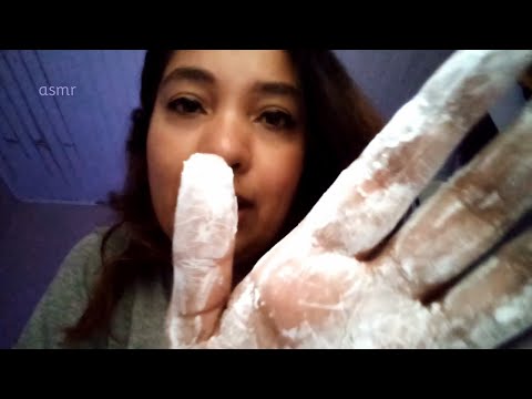 ASMR Sons de mãos secas (com maizena) Massageando seu corpo, arranhando e coçando teu couro cabeludo