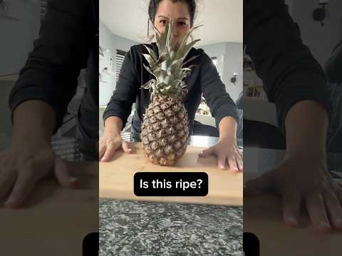 How to tell a ripe pineapple #asmrfood  #pineapple #shorts #foodhacks #eatinghealthy