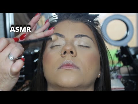 ASMR Maquiando os olhos da minha amiga - VOZ SUAVE