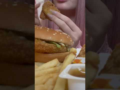 McDonald’s ASMR 🍔🍟 #asmrfood #asmreating #eatingsounds