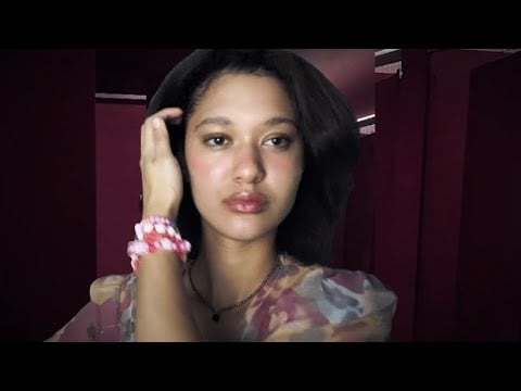 ASMR: AMIGA TÓXICA TE ARRUMANDO NO BANHEIRO DA ESCOLA
