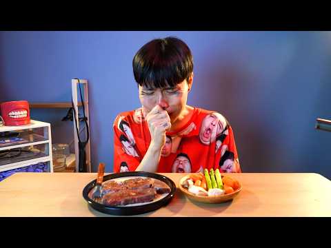 Lifelong vegetarian tries steak for first time (Emotional)