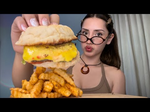 ASMR ♡COMIENDO HAMBURGUESA EXTRA Chesse🍔MUKBANG COSQUILLUDO (la más rica que he probado)