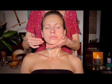 MASSAGGIO VISO e SPALLE con Pulizia Energetica | ASMR su PERSONA REALE Giulia