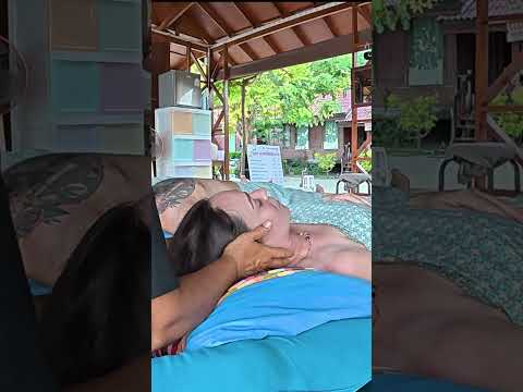 Amarías este relajante masaje de cabeza en Phi Phi 😍 🇹🇭✨ #thaimassage #travelling #short #tailandia
