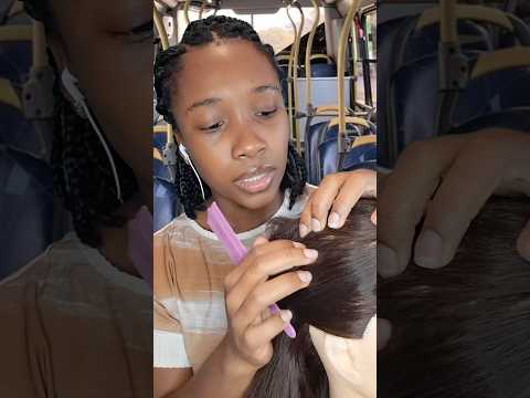 ASMR TIRANDO PIOLHOS DA FILHA NO TRASPORTE PÚBLICO #asmr #humor #asmrshorts  #shortvideo #shorts
