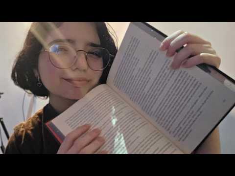 Asmr - Te mostrando meus livros (fala suave)