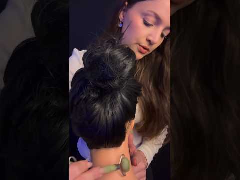 ASMR MASSAGEM NO PESCOÇO 😴 Vídeo completo aqui no canal!  #asmr #massagem #tingles #relax