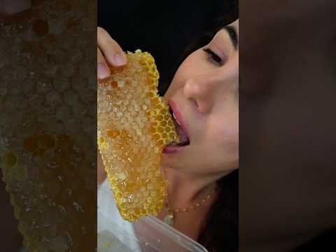 Comendo buraquinhos satisfatórios 🍯 #asmr #honeycomb