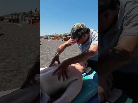 Masaje chino en una playa de #Santorini 🇬🇷😳 #relax #asmr #massage #short #grecia