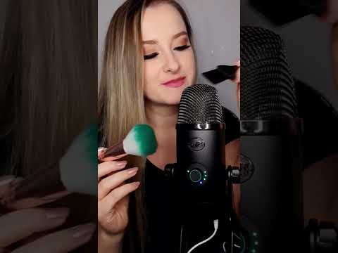 ASMR | Qual dos pincéis você prefere? | Pincéis no microfone | #asmr #shorts #asmrshorts