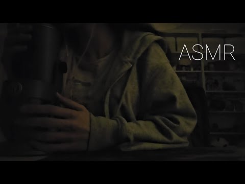 ASMR mouth sounds/mic brushing/positive affirmations/hand movements ♡