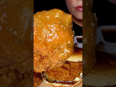 POPEYES CRISPY FRIED CHICKEN #asmr #chicken #mukbang #eating