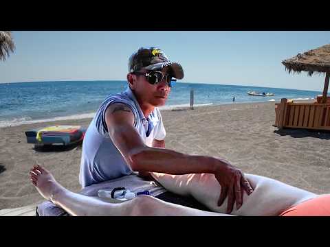 MASAJE de PIES en una playa de Santorini, GRECIA 😴🇬🇷