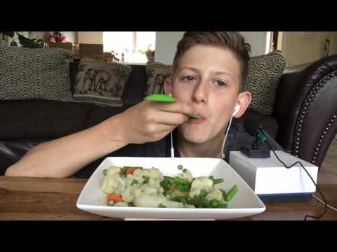 ASMR:EATING VEGATABLES!