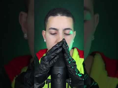 ASMR LUVAS DE PLÁSTICO NO MICROFONE #shorts