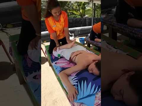 Masaje solo apto para gente flexible 😧 | Thai Massage #shorts #fyp #massage #thailand #beach