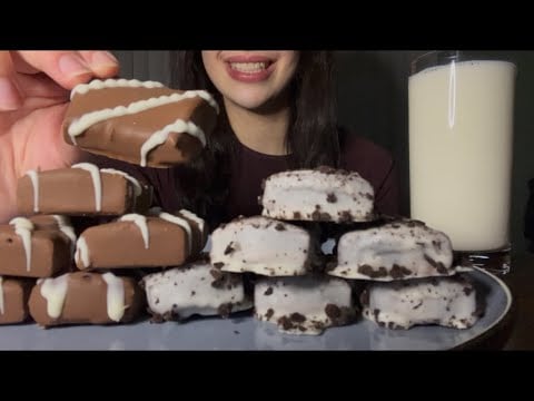 ASMR HERSHEY’S MILK AND WHITE CHOCOLATE COVERED CAKE BITES 