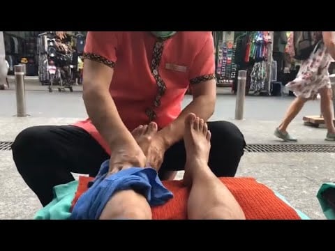 Relaxing Hot oil FOOT MASSAGE on Khao San road / Thailand street massage