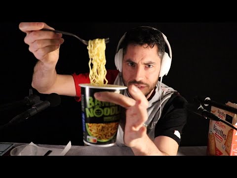 ASMR Mukbang de la dèche   Nouilles instantanées et rillettes en conserve