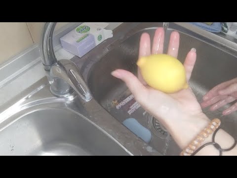 Asmr washing makeup brushes!!! (water sounds, tapping, whispering)