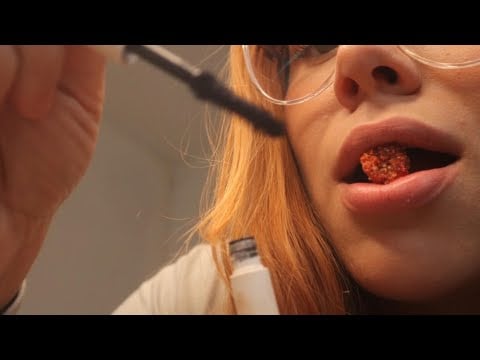 ASMR - TE MAQUILLO MUY DE CERCA (+comiendo dulce)