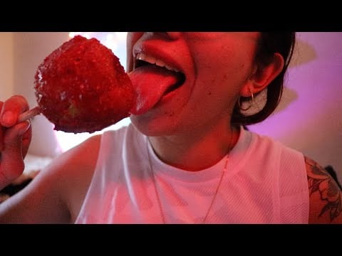 ASMR comiendo manzana cubierta de chamoy 🍎