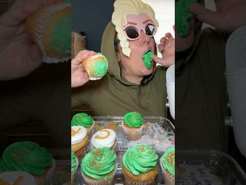 Elsa eating cupcakes #mukbang #eatingsounds #asmr #eatingshow