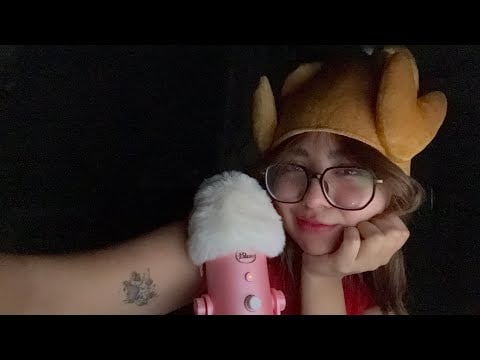 POV. Una chica con un gorro de pollo te hace ASMR
