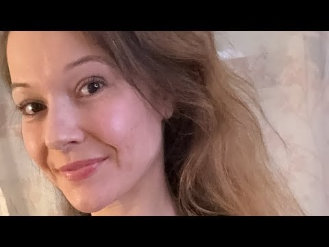 Kati ASMR überträgt einen Livestream.