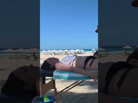 Masaje callejero en una playa de VENEZUELA 💆🏼‍♀️🇻🇪 #beach #relax #massage #short #asmr