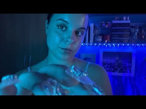 ASMR Tocando tu Carita con poca luz para que te duermas 💤