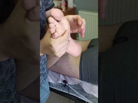 A massage that increases circulation and energizes the feet #satisfying #relaxing #asmr #shorts