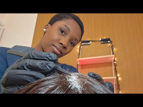 ASMR/TRICOLOGISTA REMOVE SUA CASPA (voz suave caseirinho relaxante) 😴(Dandruff removal)