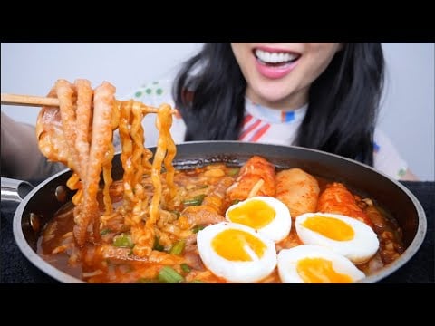 SPICY NOODLES WITH OCTOPUS + CHEESY RICE CAKE (ASMR EATING SOUNDS) NO TALKING | SAS-ASMR