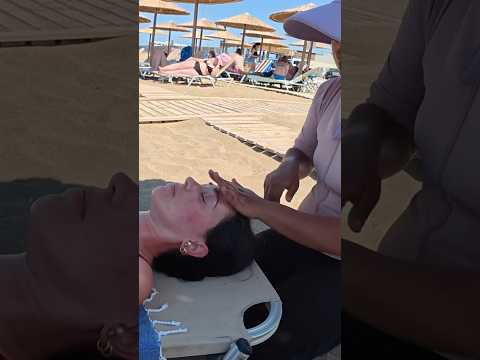 Fenomenal MASAJE CALLEJERO de CABEZA #massage #relax #beach #travel #short