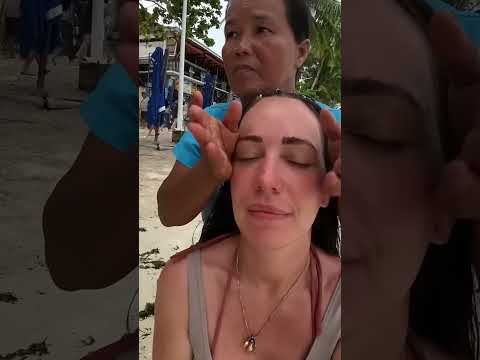 Masaje callejero en una playa de Filipinas 🇵🇭 #beach #travel #facial #massage #short