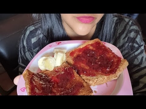 ASMR comiendo "tostadas a la francesa" o "torrijas" y mermelada versión airfryer con banana cortada