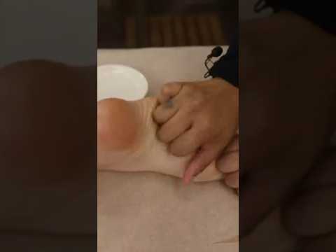El MEJOR MASAJE de PIES de todos los tiempos 👣😴 | #shorts #asmr #footmassage #massage