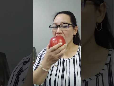 EATING CRUNCHY AND JUICY APPLE #everyone #shortsfeed #mukbang #apple