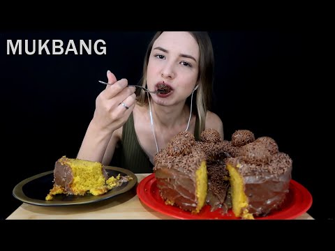 ASMR - COMENDO BOLO DE CENOURA COM MUITO BRIGADEIRO 🍫