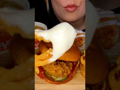 Popeyes crispy fried onion rings #asmr #popeyes #asmreating #mukbang #summerofgoals