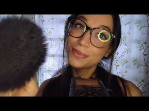 [Asmr] Camera brushing e mouth sounds- Como se eu estivesse te maquiando de verdade!