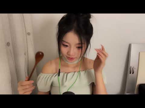 ASMR舔耳舔勺子口腔音喘息Ear Licking Licking And Eating Ear Licking
