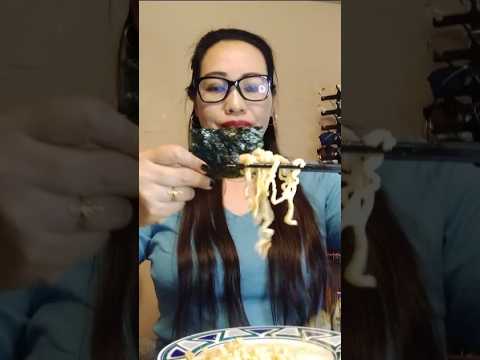 How to eat noodles with seaweed #everyone #mukbang #shortsfeed #eatingchallenge