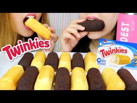 EATING HOSTESS TWINKIES CAKES (CHOCOLATE AND BANANA) *ASMR MUKBANG* | Kim&Liz ASMR