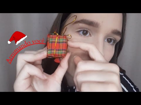 ASMR TE ARRUMANDO PARA O NATAL, VOCÊ É MINHA ARVORE DE NATAL🎄🎀 (tapping, scratching e sussuros)