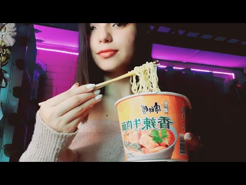 ASMR comiendo RAMEN PICOSO // chips de planato🍌🌶🍜