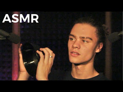 ASMR Tapping & Whispering - Tapping 1.6